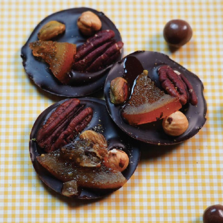Mendiants chocolat noir avec orange, pistache,...